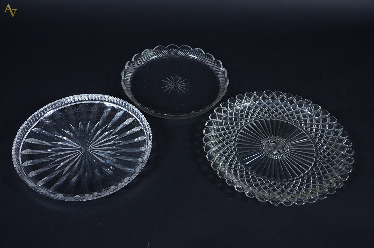 Tres pratos p/bolo de cristal ( um com lascado).