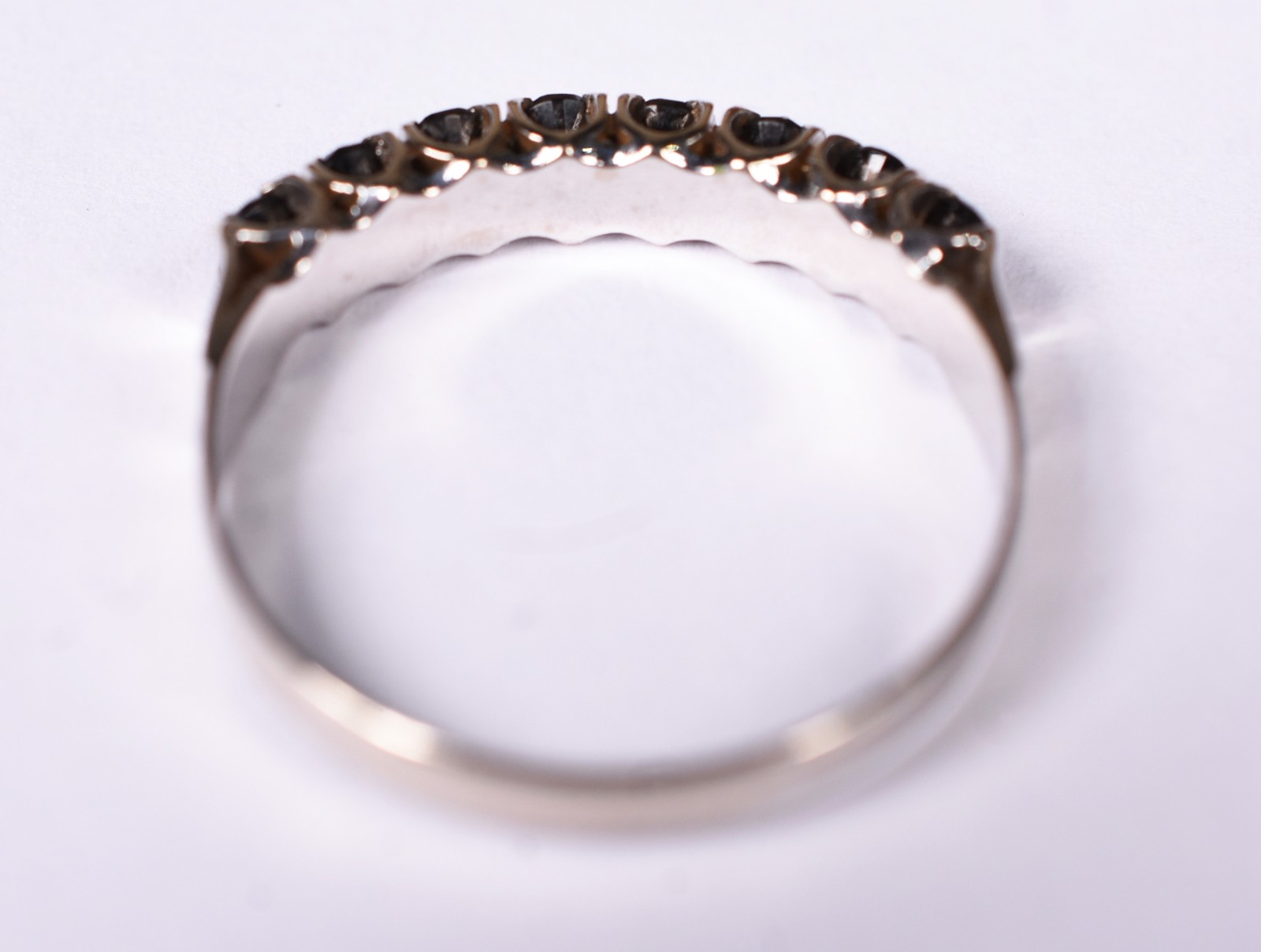 Anel de ouro branco 18 k com 8 safiras azuis, aro 21 (Por motivos de... - foto 4 de 4
