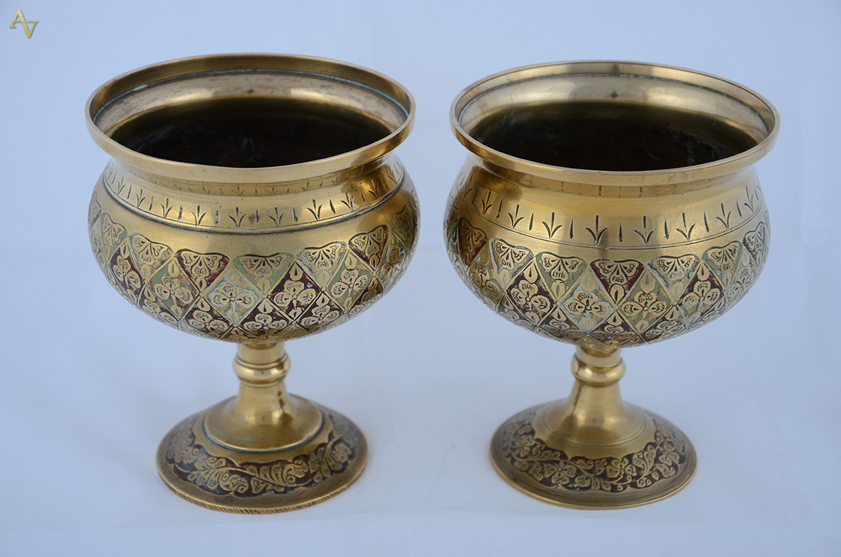 Par de castiçais de metal dourado, atura 15 cm.