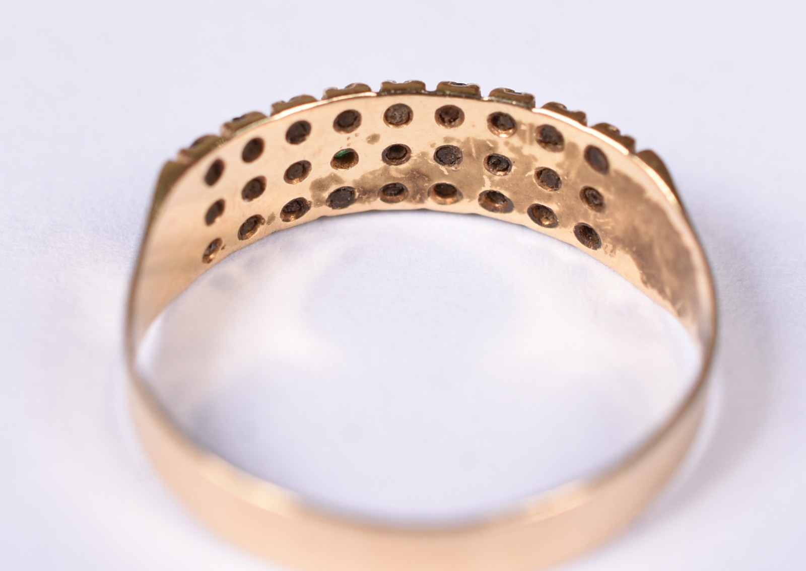 Anel de ouro contraste 750 com rubis e esmeraldas, aro 14 (Por... - foto 3 de 4