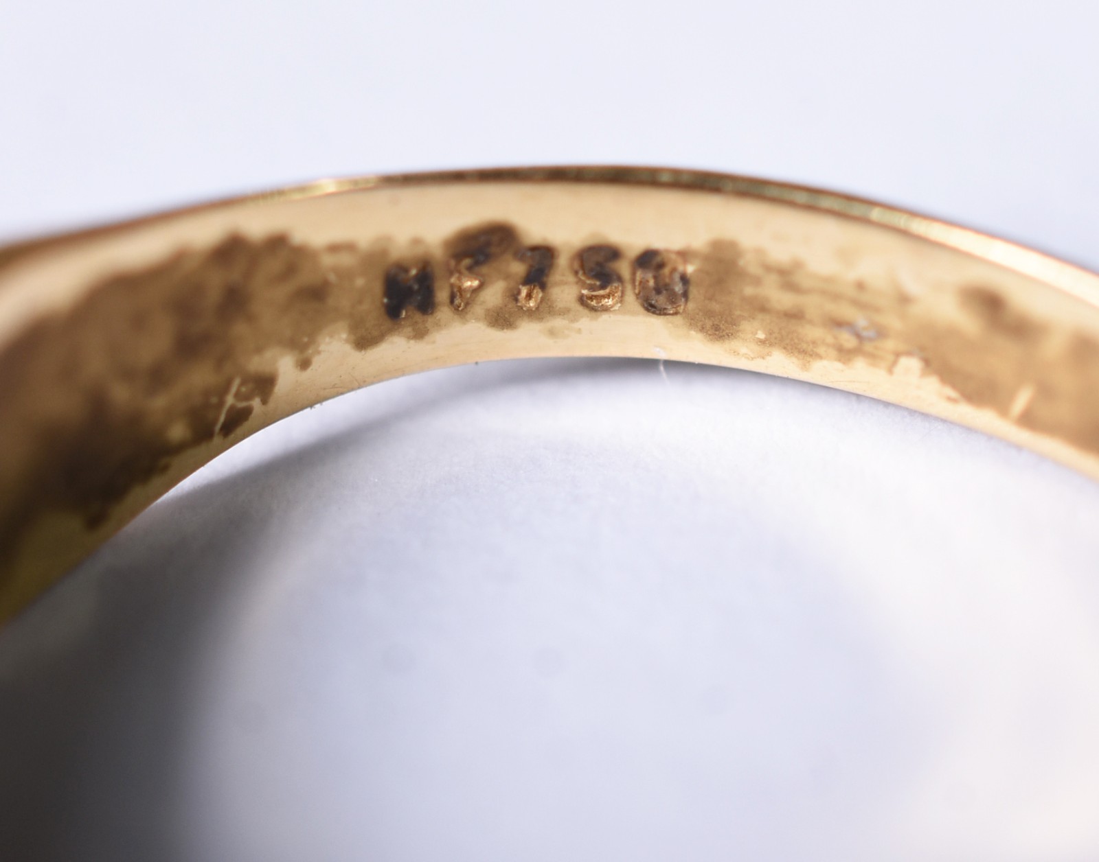 Anel de ouro contraste 750 com rubis e esmeraldas, aro 14 (Por... - foto 4 de 4