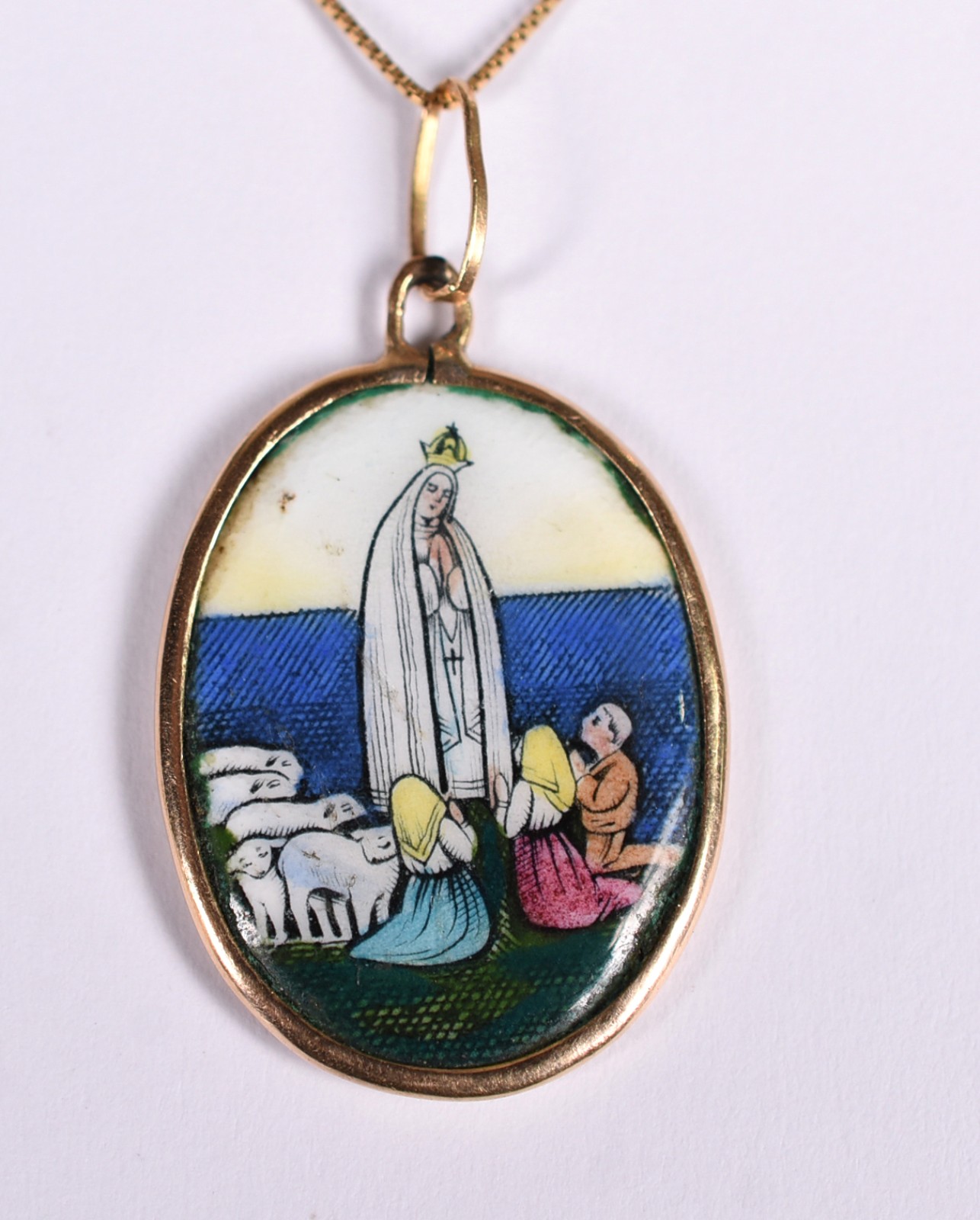 Gargantilha de ouro contraste 750 com pingente de Nossa Senhora e os... - foto 1 de 4