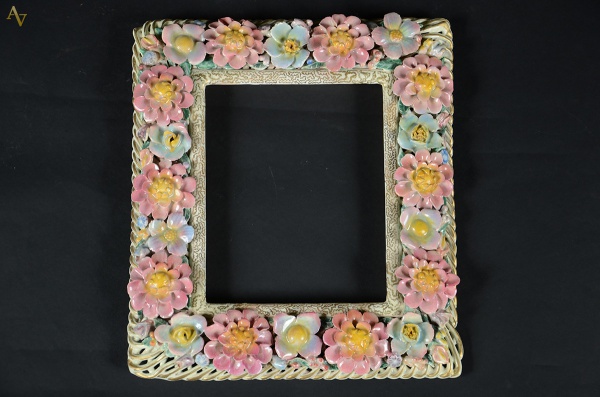 Moldura para porta retrato de porcelana com flores em relevo...