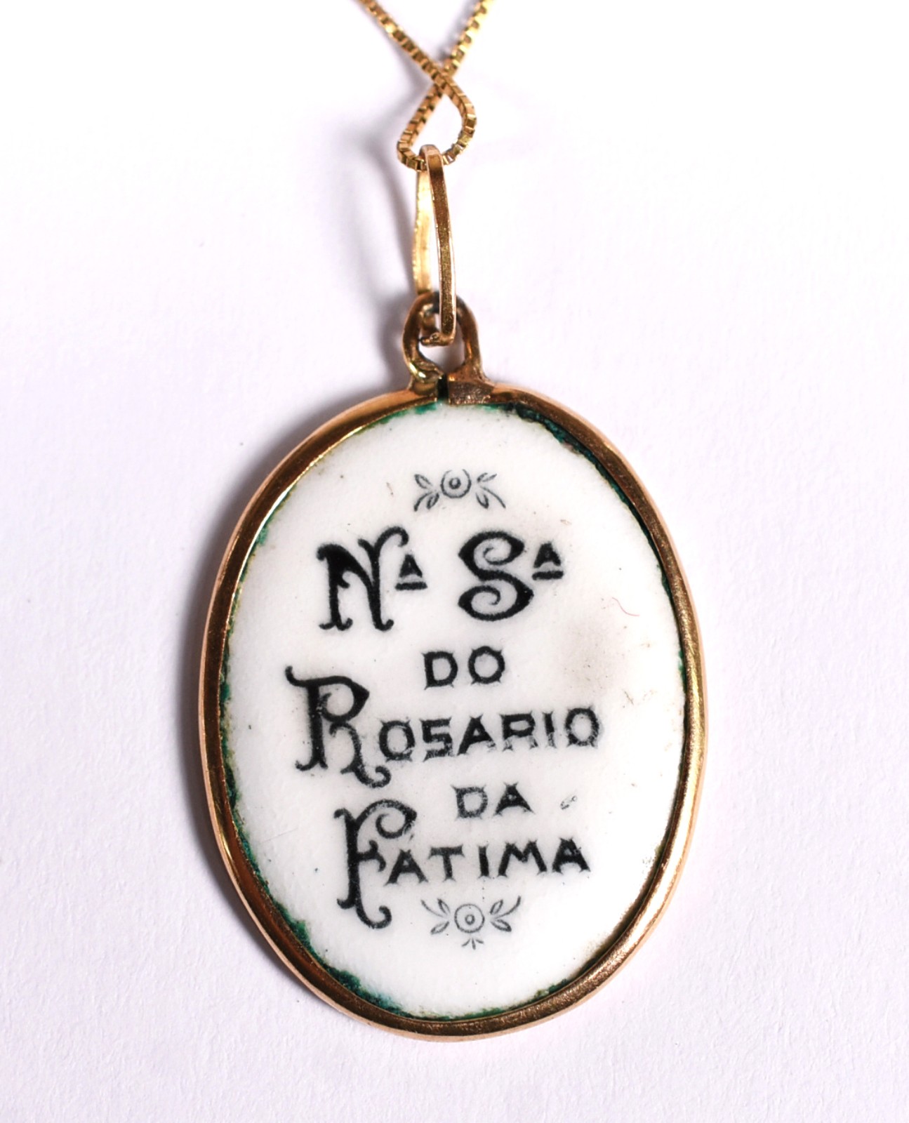 Gargantilha de ouro contraste 750 com pingente de Nossa Senhora e os... - foto 2 de 4