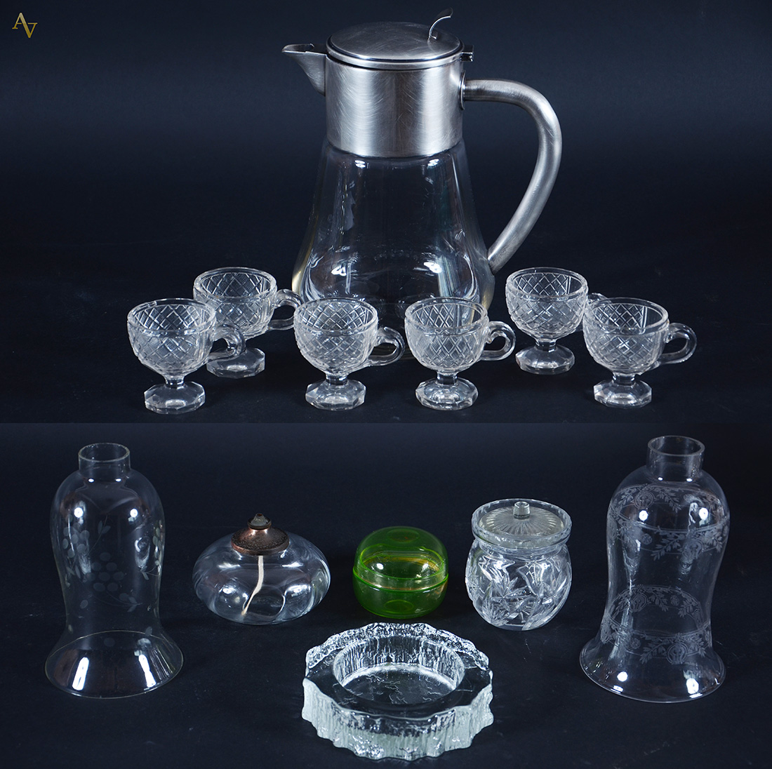 Treze peças diversas de cristal e vidro, altura da jarra 30 cm.