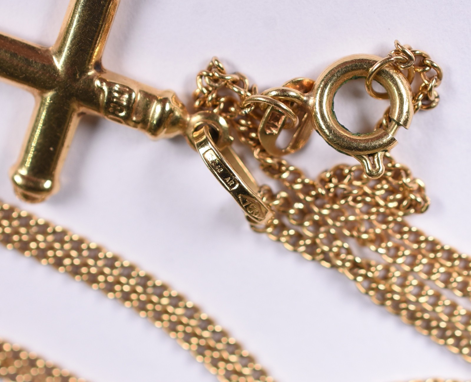 Gargantilha de ouro 18 k, com pingente feitio crucifixo (Por motivos... - foto 6 de 6