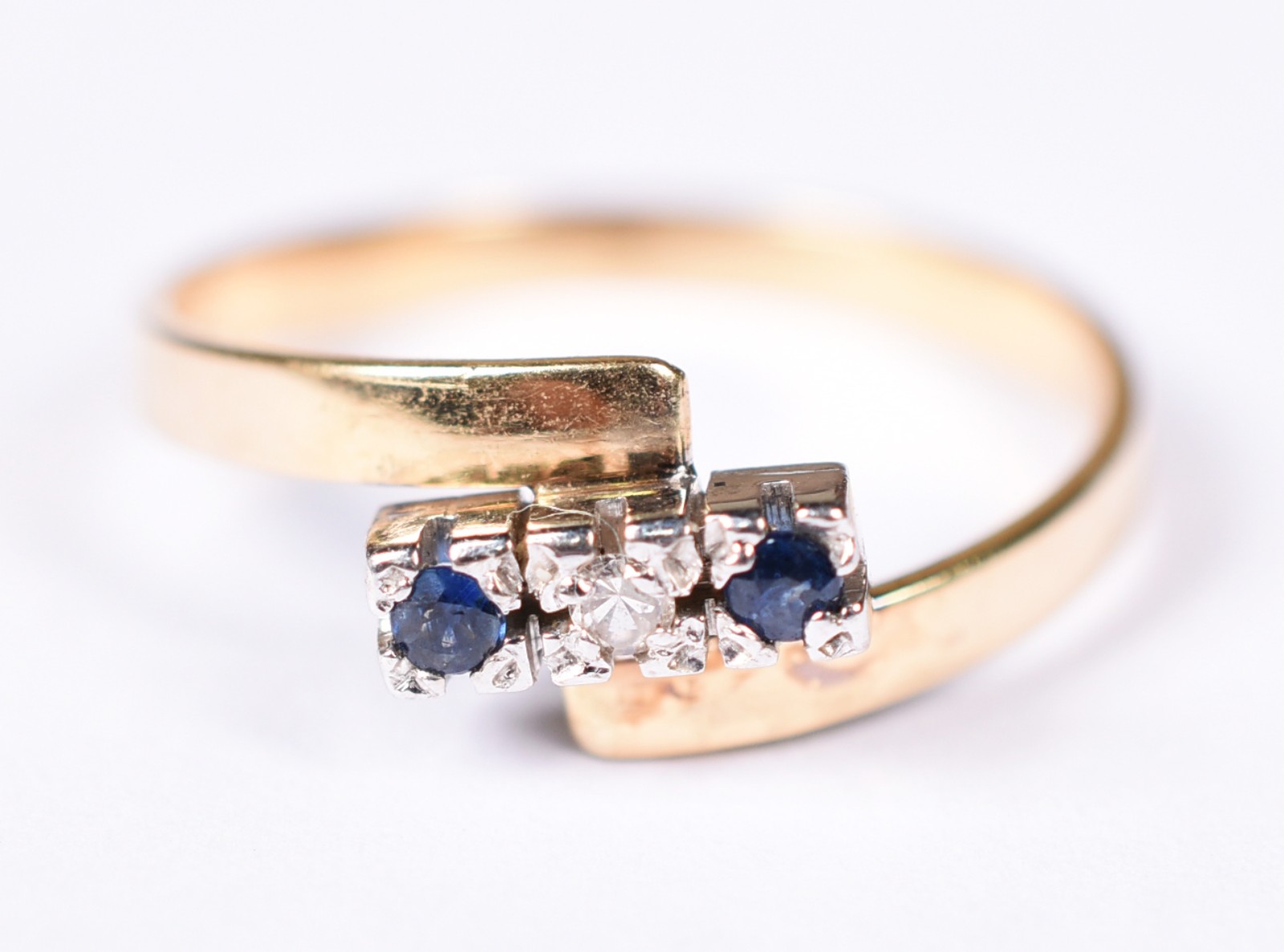 Anel de ouro contraste 750 com 2 safiras e um brilhante, aro 16 (Por... - foto 1 de 3