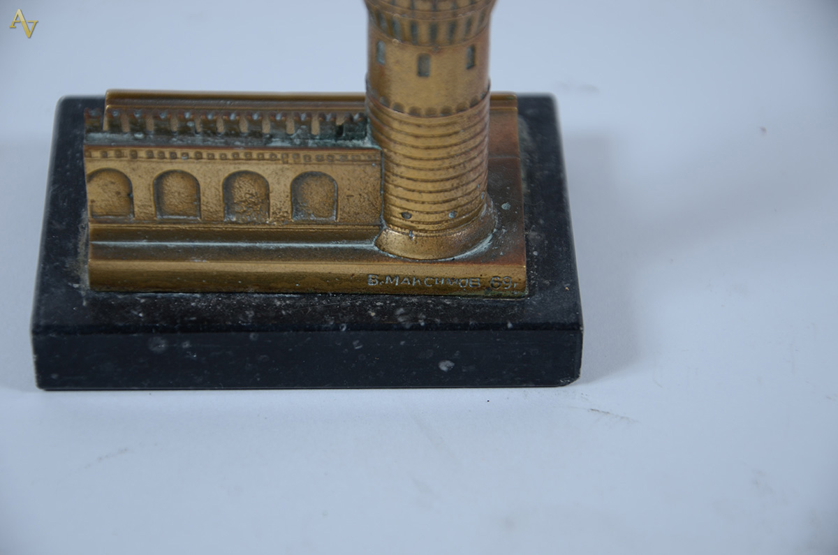 Diversas peças russas - 4 facas , 3 miniaturas de igrejas, 6 espetos... - foto 3 de 4