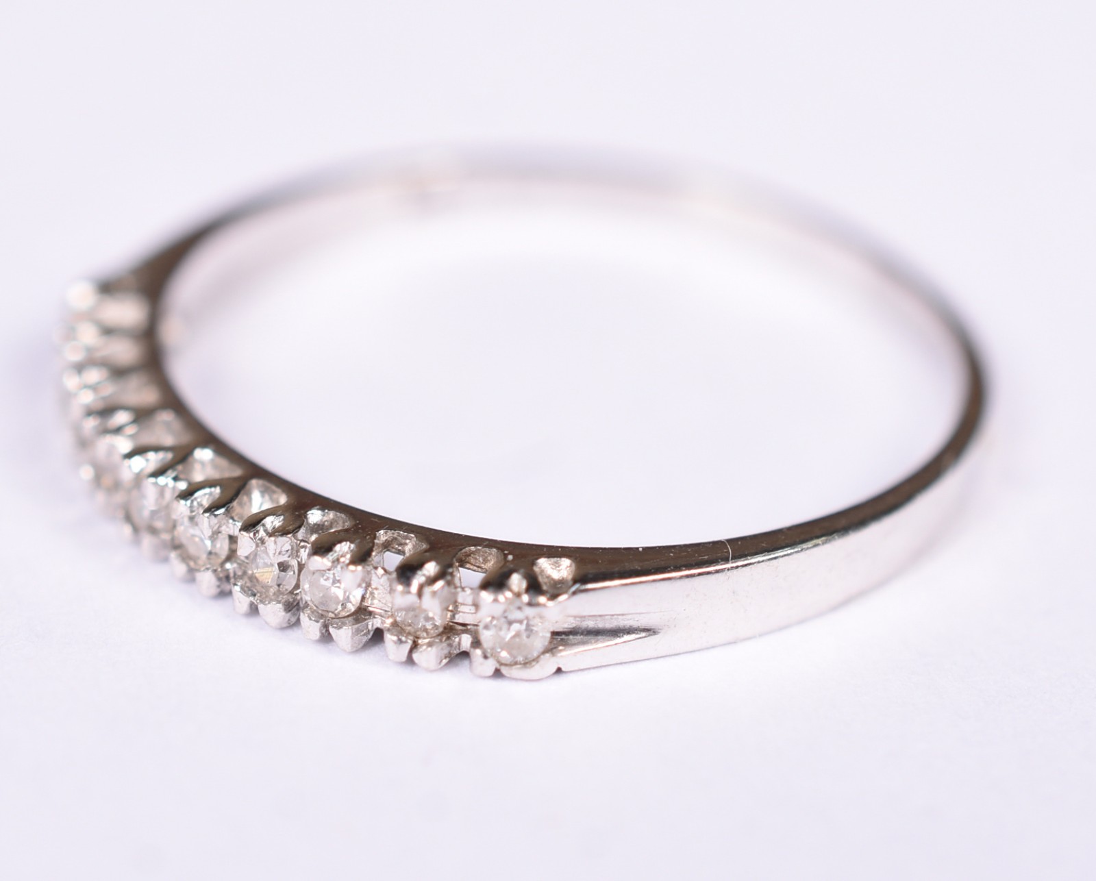 Anel de ouro branco com 10 brilhantes, aro 18 (Por motivos de... - foto 2 de 4