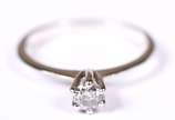 Solitário de ouro branco com um brilhante de 0,... - Solitário de ouro branco com um brilhante de 0,20 ct, aro 15 (Por motivos de segurança a peça não se encontra na loja).