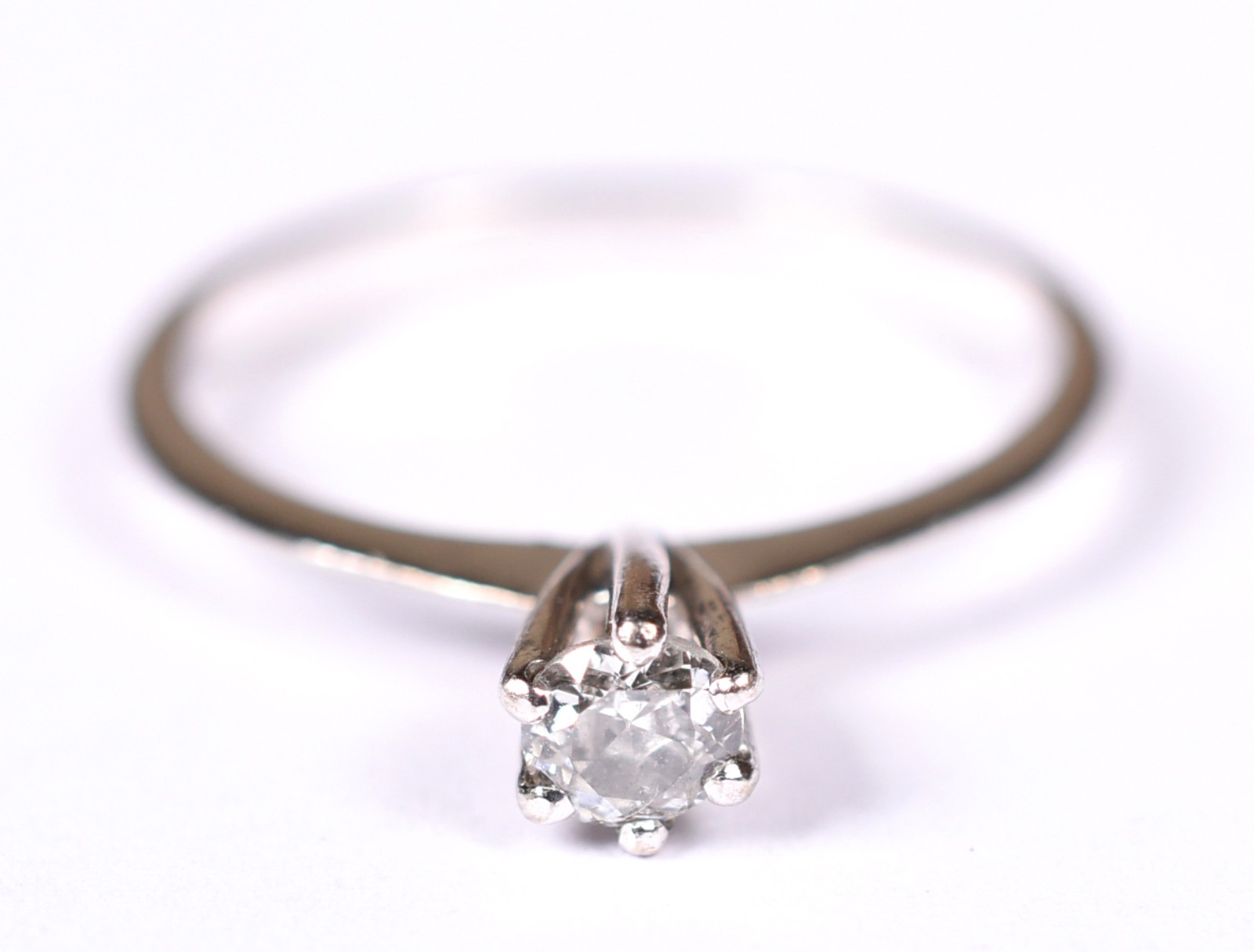 Solitário de ouro branco com um brilhante de 0,20 ct, aro 15 (Por... - foto 1 de 3