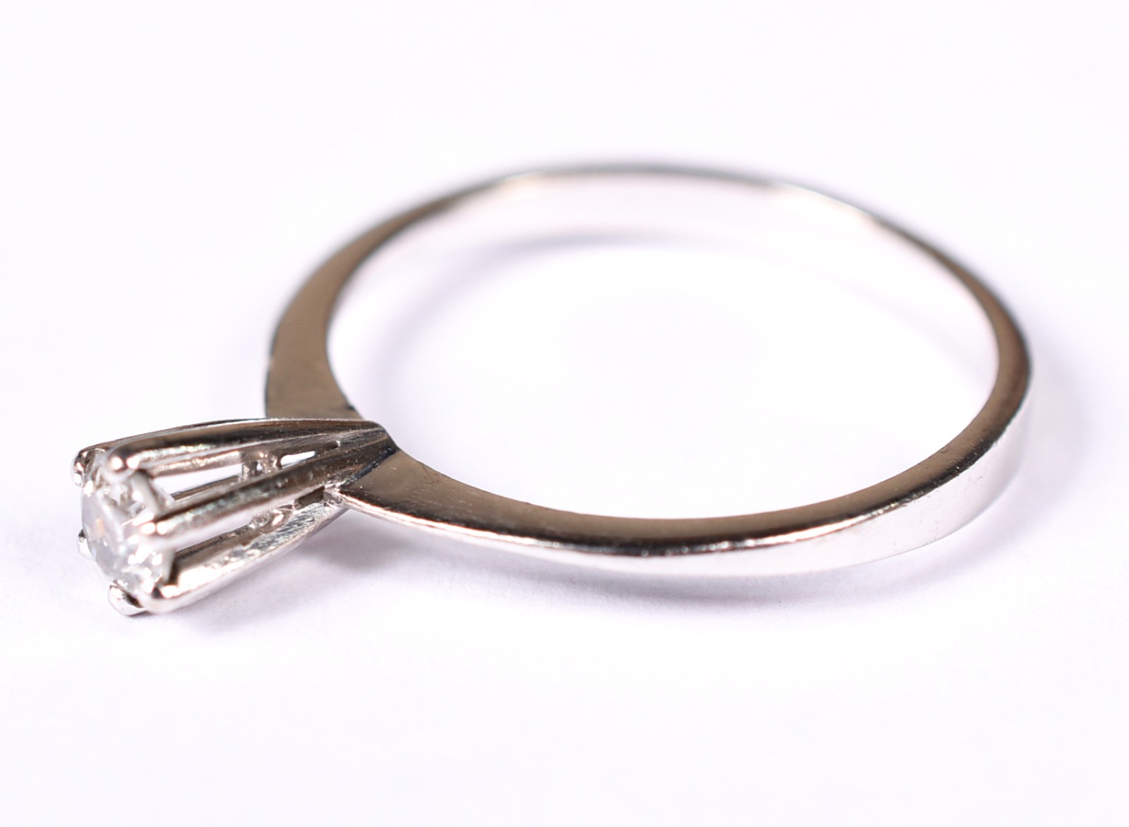 Solitário de ouro branco com um brilhante de 0,20 ct, aro 15 (Por... - foto 2 de 3