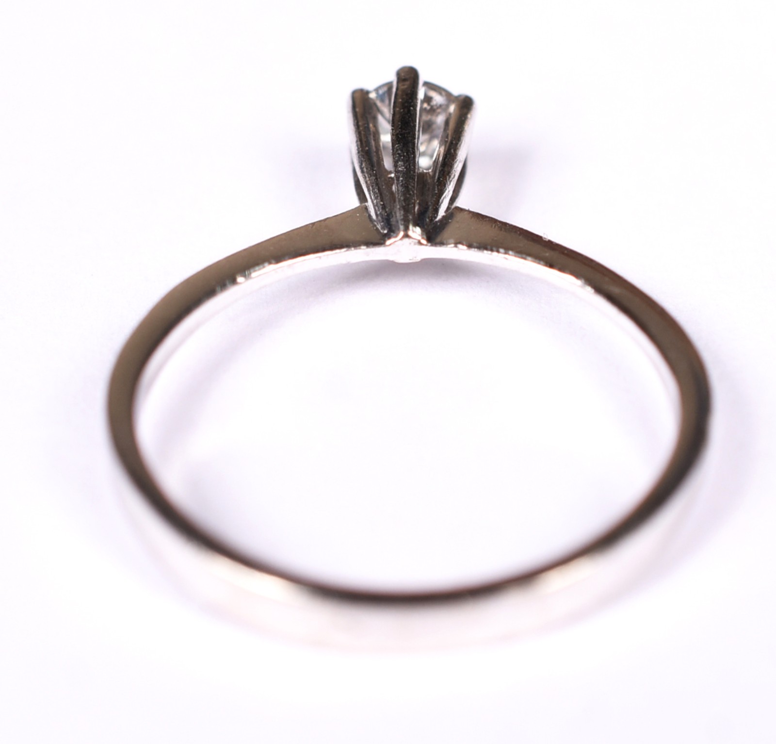 Solitário de ouro branco com um brilhante de 0,20 ct, aro 15 (Por... - foto 3 de 3