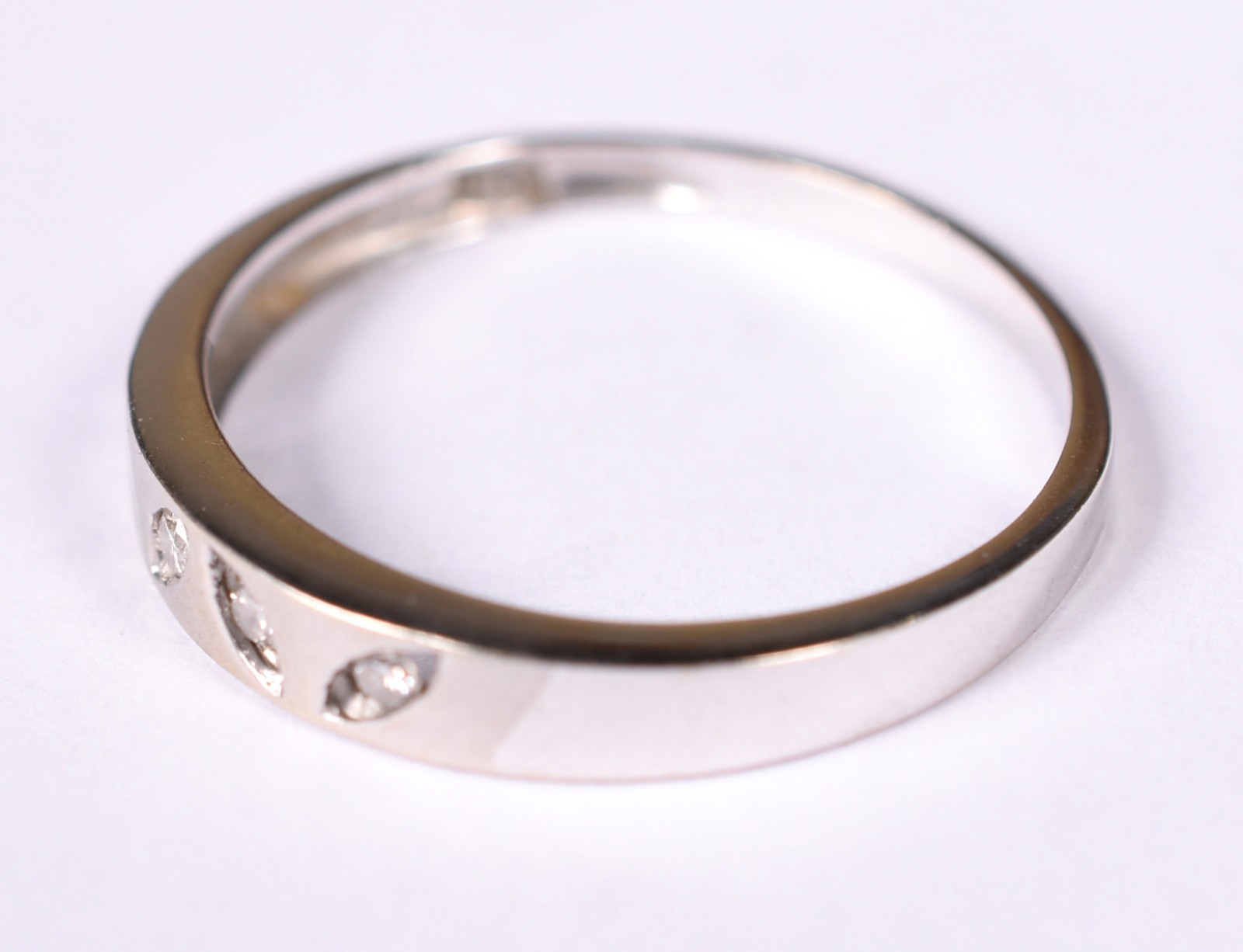 Anel de ouro branco com 5 brilhantes, aro 22 (Por motivos de... - foto 2 de 4