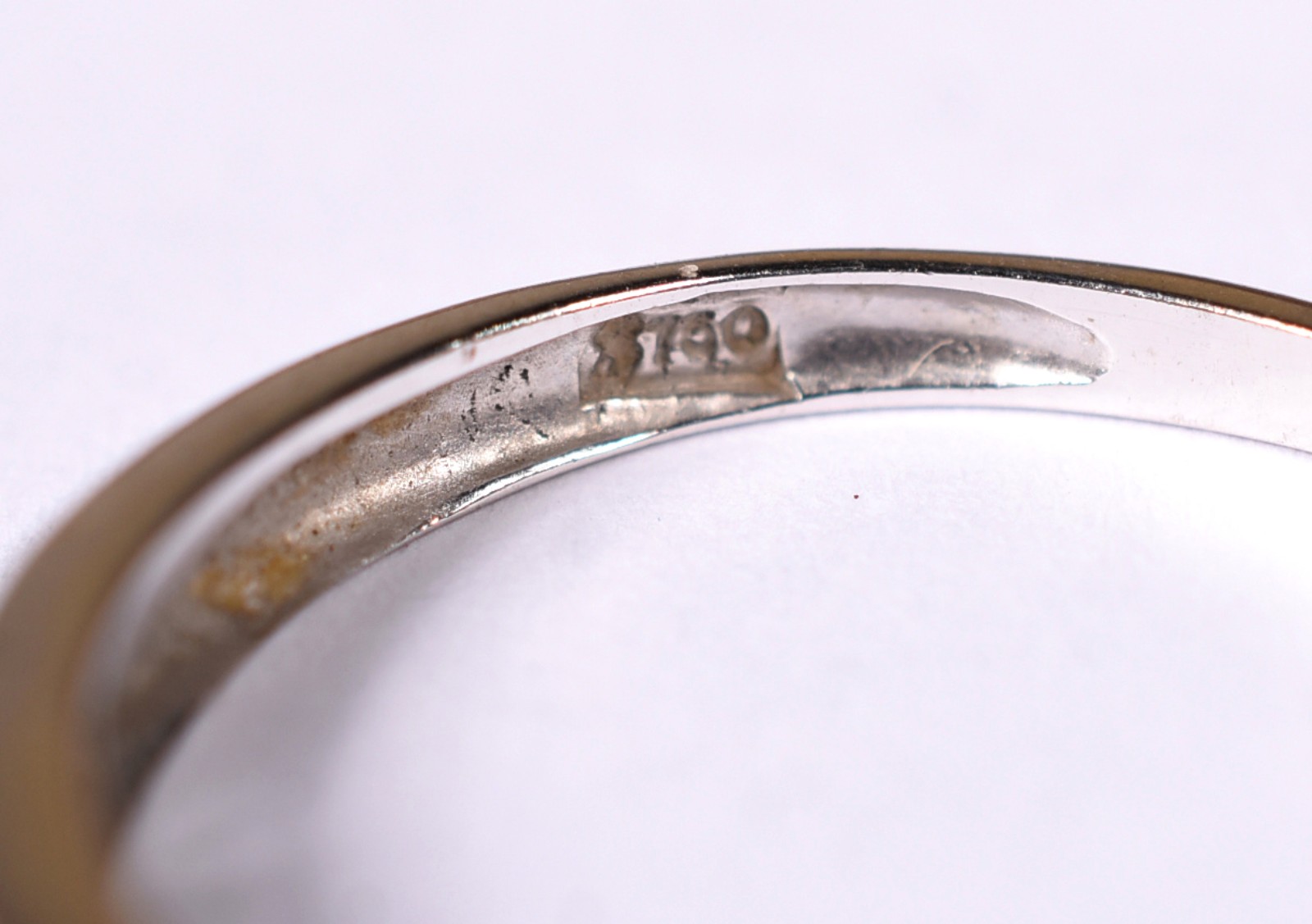 Anel de ouro branco com 5 brilhantes, aro 22 (Por motivos de... - foto 4 de 4