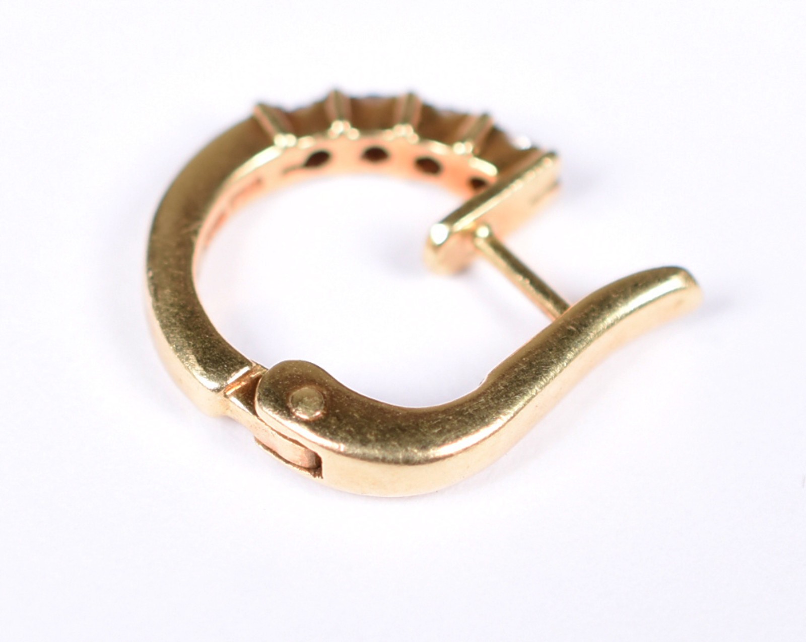 Um brinco de ouro contraste 750 com 4 brilhantes (Por motivos de... - foto 2 de 4