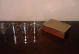 Tres copinhos de metal , uma caneca de prata co... - Tres copinhos de metal , uma caneca de prata contrastada, e uma caixa com tampa de prata.