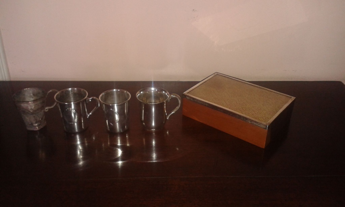 Tres copinhos de metal , uma caneca de prata contrastada, e uma caixa...