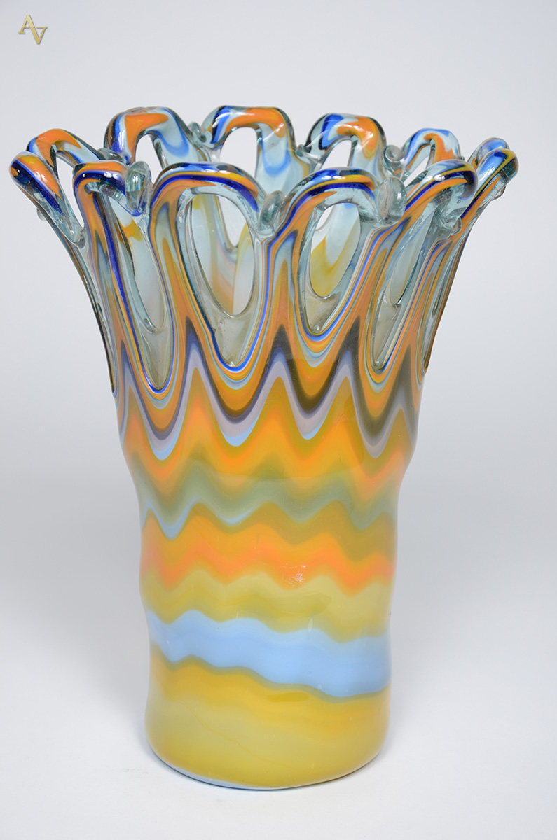 Vaso de murano anos 50 em tons de amarelo, borda com vazados. Altura...