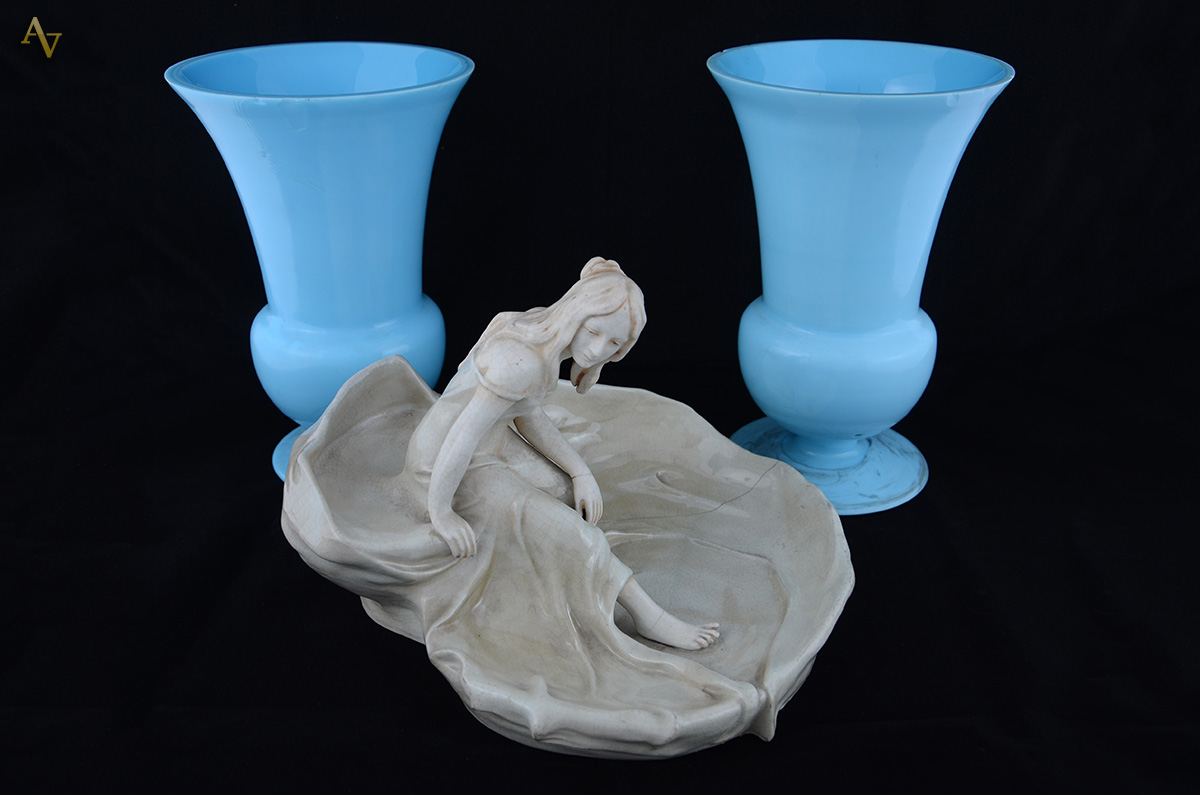 Tres peças diversas, sendo par de vasos de opalina azul (lascados...