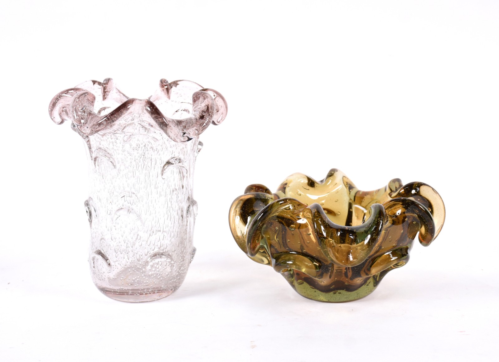 Duas peças de vidro decorativo sendo vaso e fruteira, borda com... - foto 1 de 3