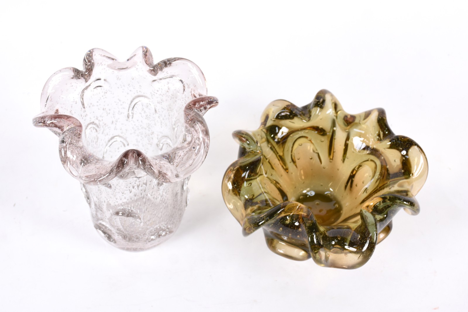 Duas peças de vidro decorativo sendo vaso e fruteira, borda com... - foto 2 de 3