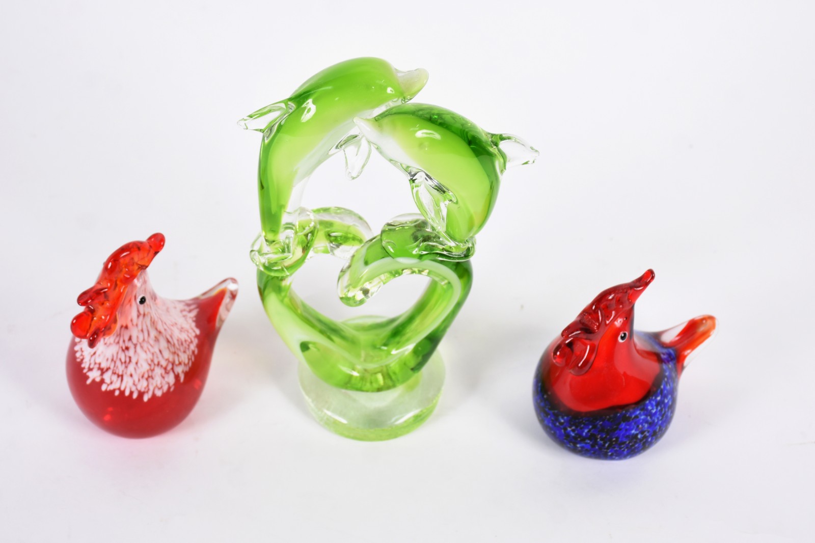 Três estatuetas de vidro colorido decorativo, sendo 2 galinhas e um... - foto 2 de 6
