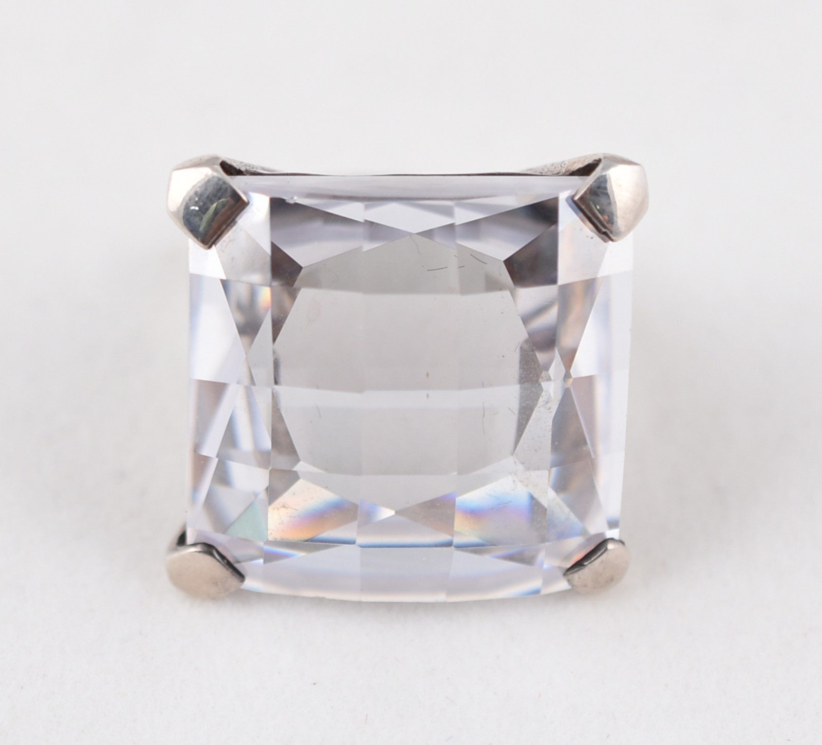 Anel retangular grande, apresenta uma pedra de cristal lapidada em... - foto 1 de 5