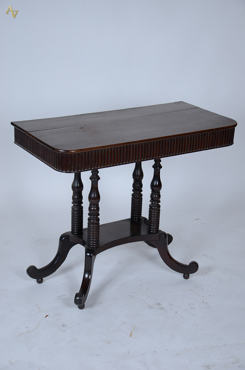 Console de jacarandá com quatro colunas torneadas, medindo 85 x 43...