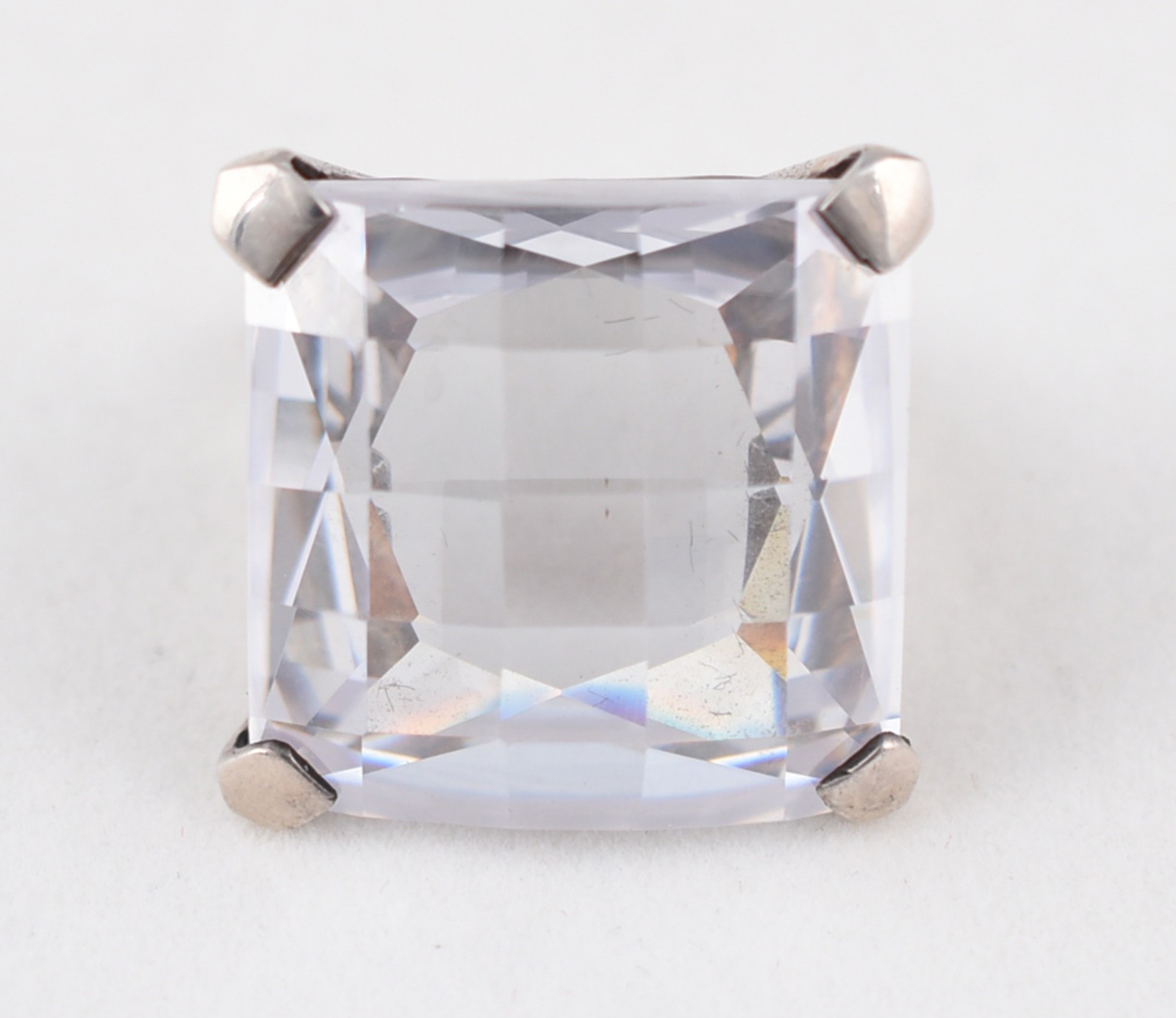 Anel retangular grande, apresenta uma pedra de cristal lapidada em... - foto 2 de 5