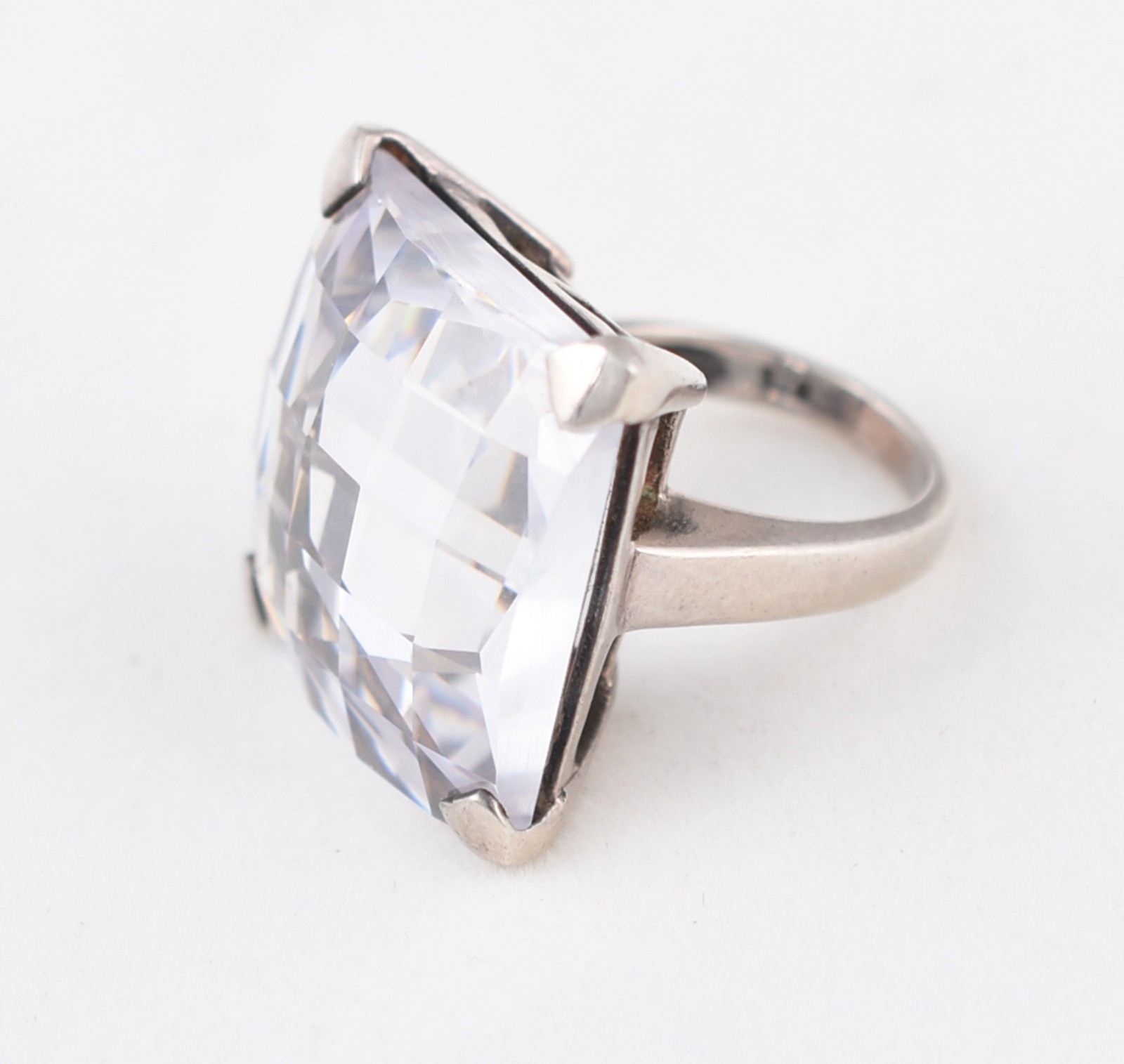 Anel retangular grande, apresenta uma pedra de cristal lapidada em... - foto 4 de 5