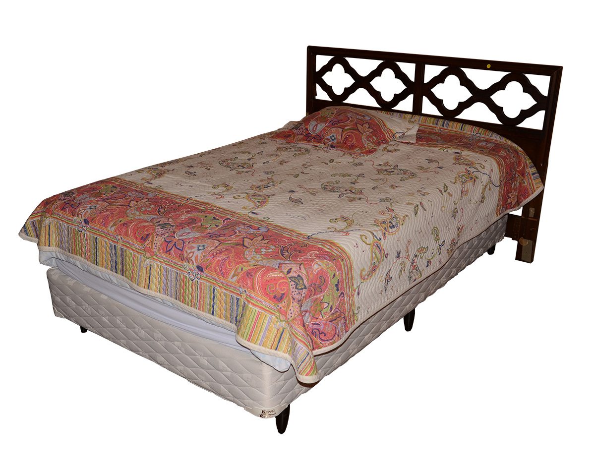 Cama de casal formada por cabeceira solta de madeira e colchão box.