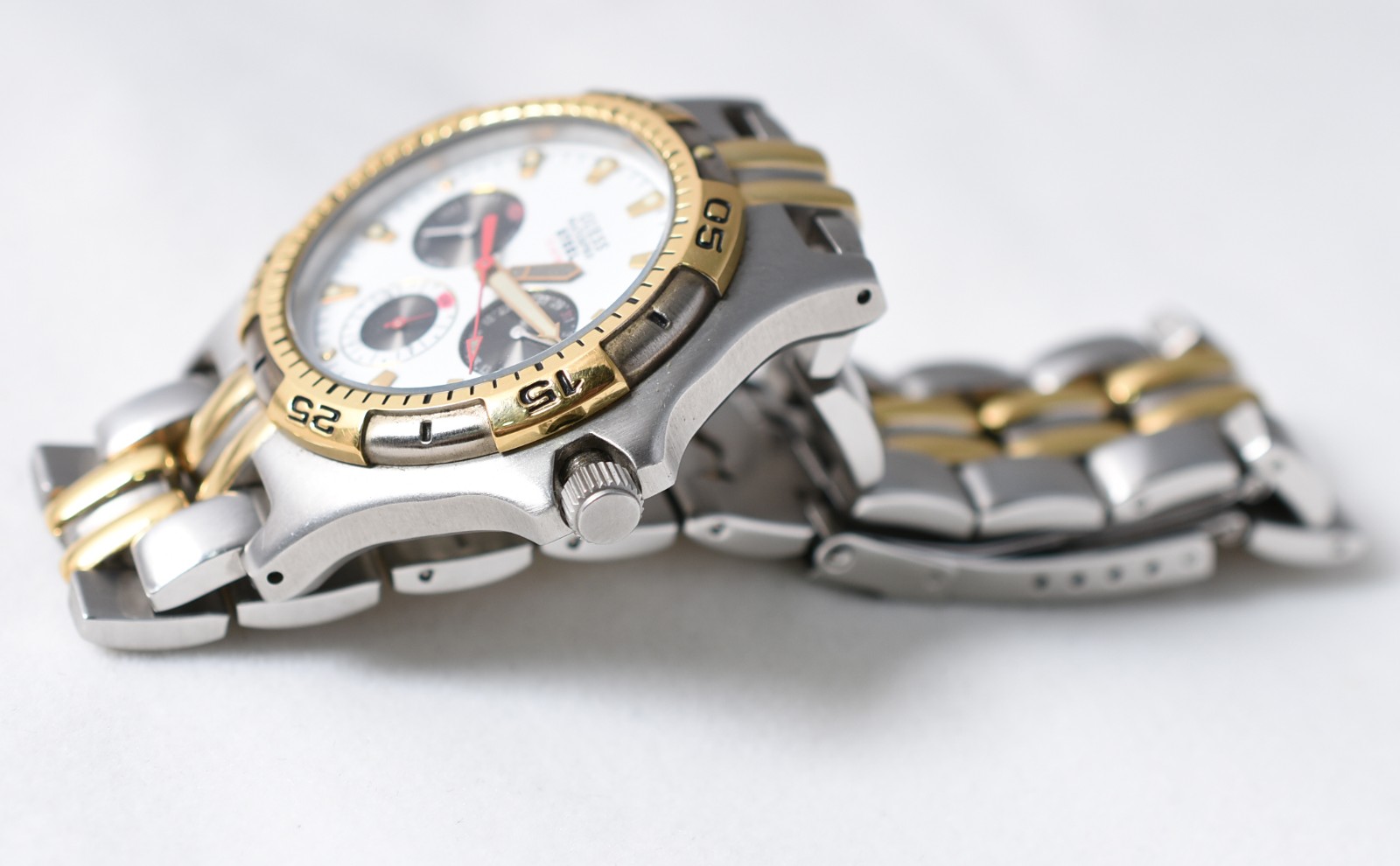 Relógio masculino Guess, pulseira e caixa em aço com detalhes... - foto 2 de 6