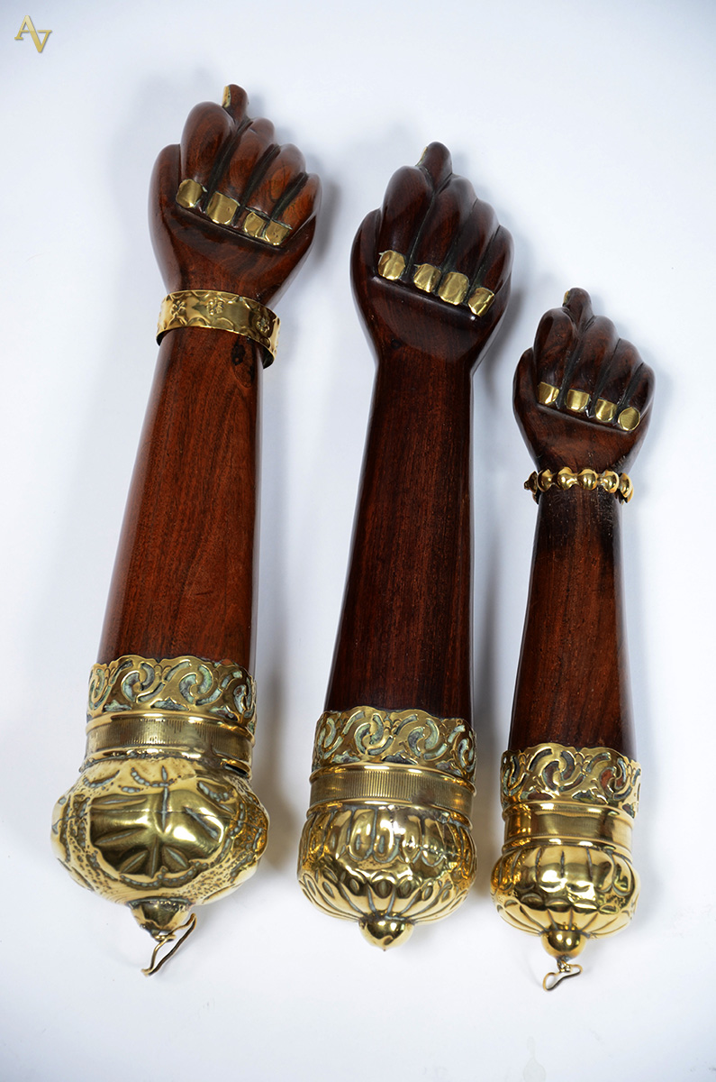 Tres figas de madeira com detalhes de metal dourado, medindo 29, 28 e...