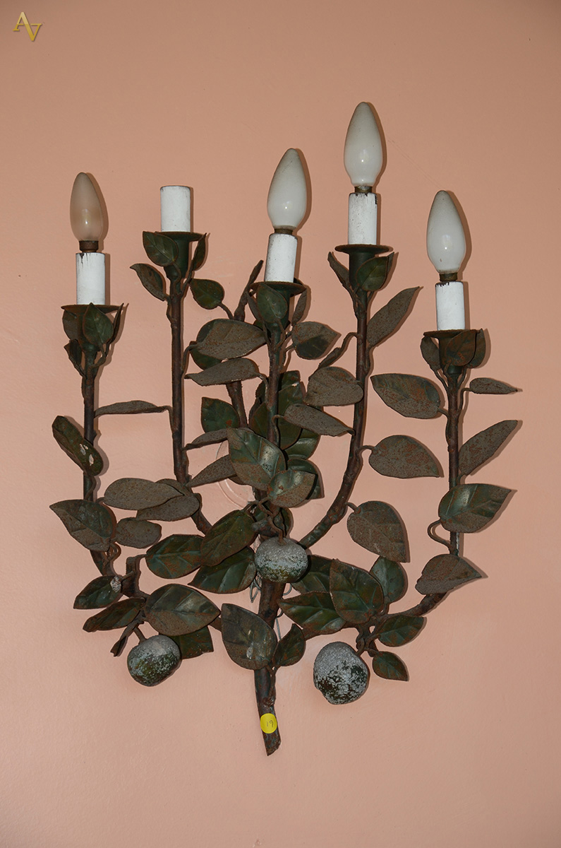 Aplique com flores de metal para 5 luzes, medindo 52 x 46 cm.