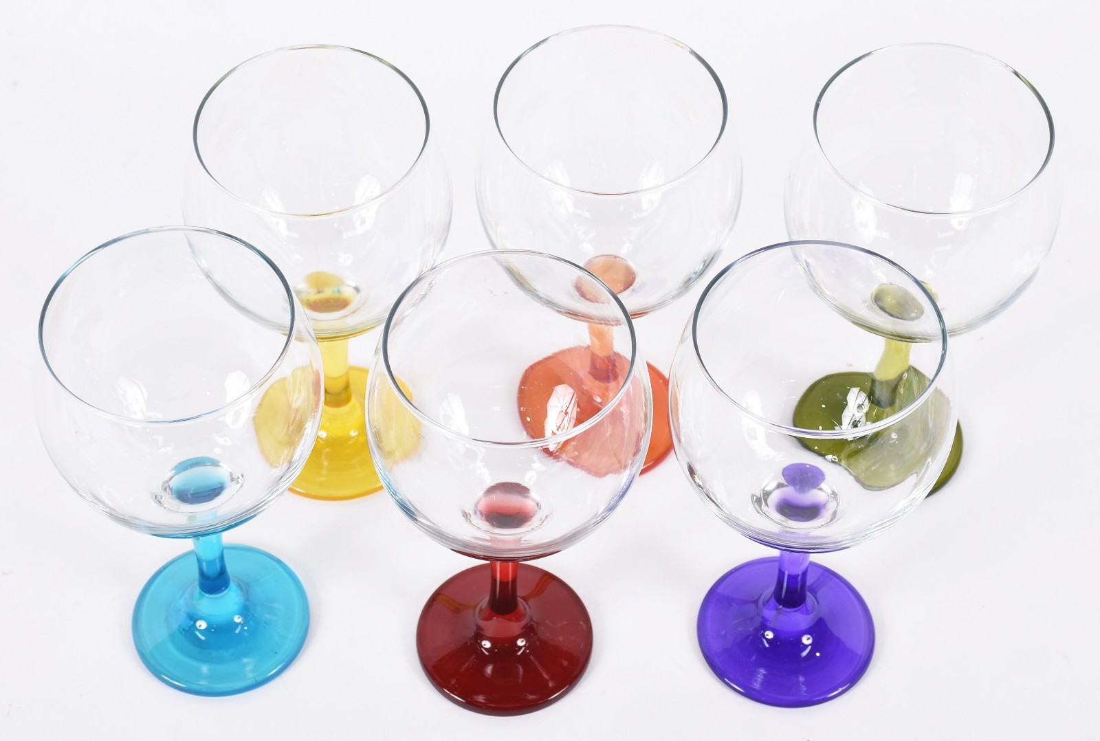 Doze taças para vinho de vidro feitio balloon com pés coloridos. - foto 2 de 4