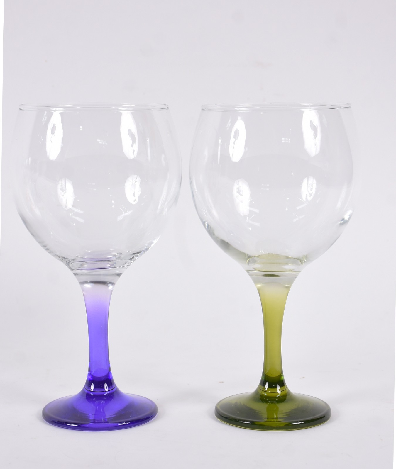 Doze taças para vinho de vidro feitio balloon com pés coloridos. - foto 3 de 4