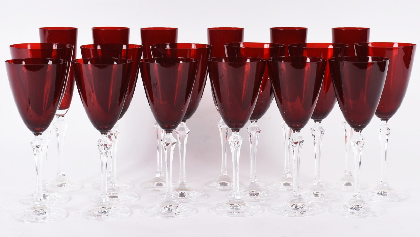 Conjunto de taças de cristal da Bohemia na cor rubi, composto de 6... - foto 1 de 3