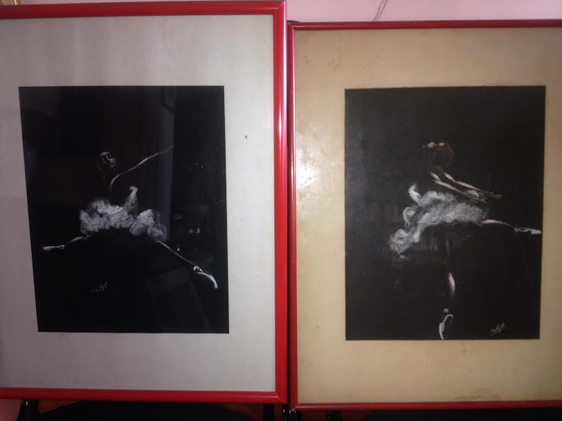 Par de desenhos a crayon repres. bailarinas - med. 33 x 25 cada