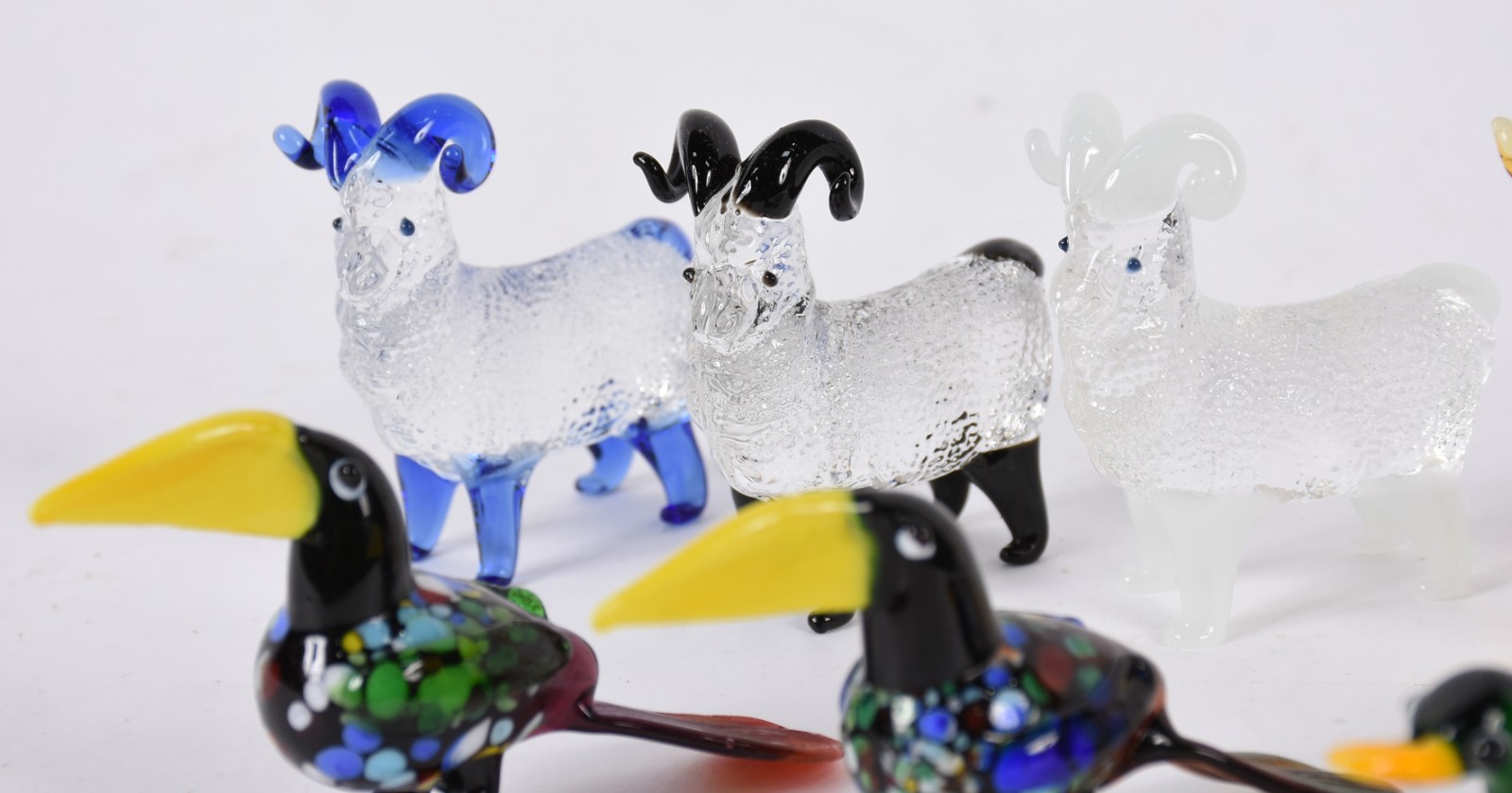 Conjunto com quatorze pequenas estatuetas de vidro decorativo... - foto 6 de 9