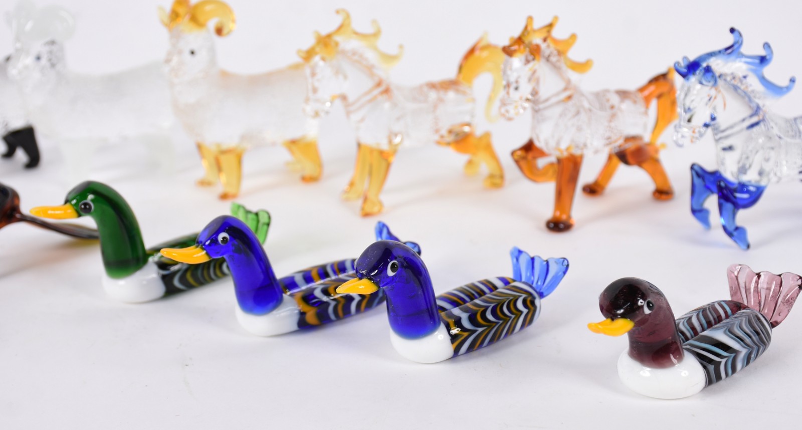 Conjunto com quatorze pequenas estatuetas de vidro decorativo... - foto 7 de 9