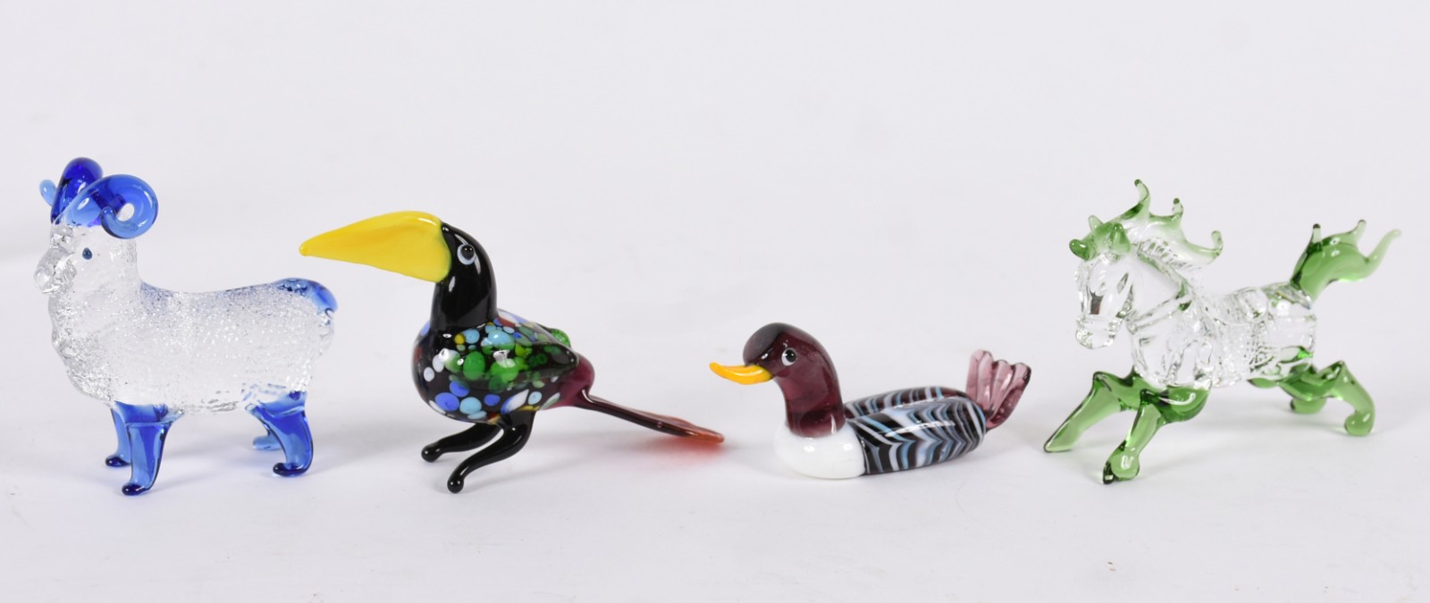 Conjunto com quatorze pequenas estatuetas de vidro decorativo... - foto 8 de 9