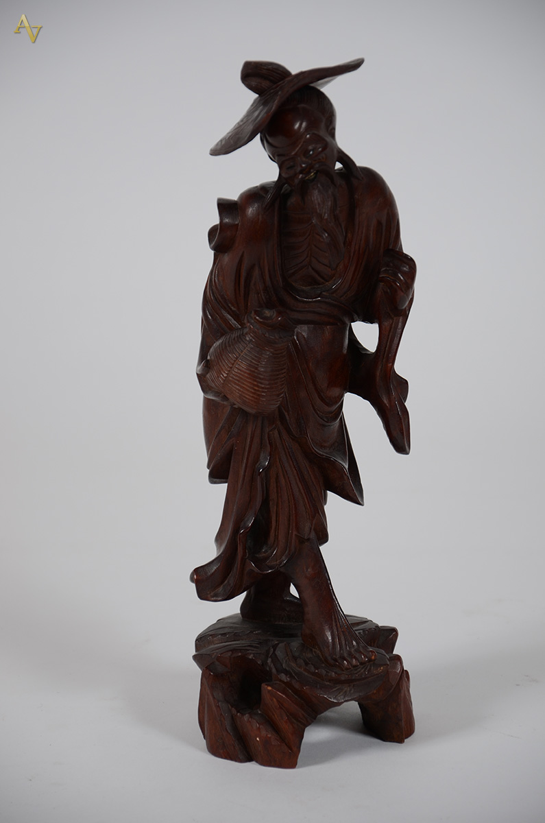 Estatueta de madeira repres.chines com chapeu, altura 31 cm. - foto 1 de 2