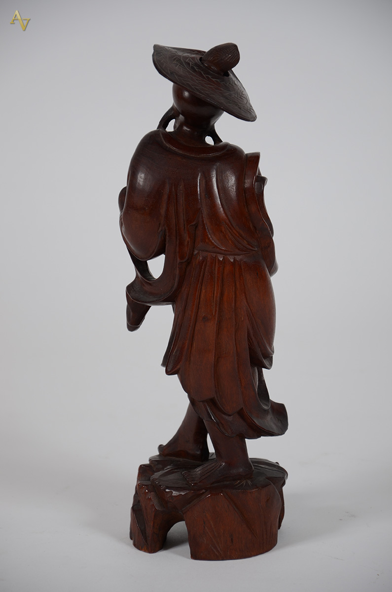 Estatueta de madeira repres.chines com chapeu, altura 31 cm. - foto 2 de 2