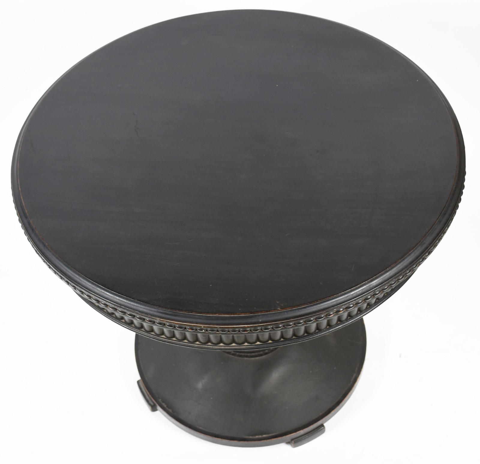 Mesa de madeira nobre feitio redondo, saia canelada, apoio em coluna... - foto 2 de 5