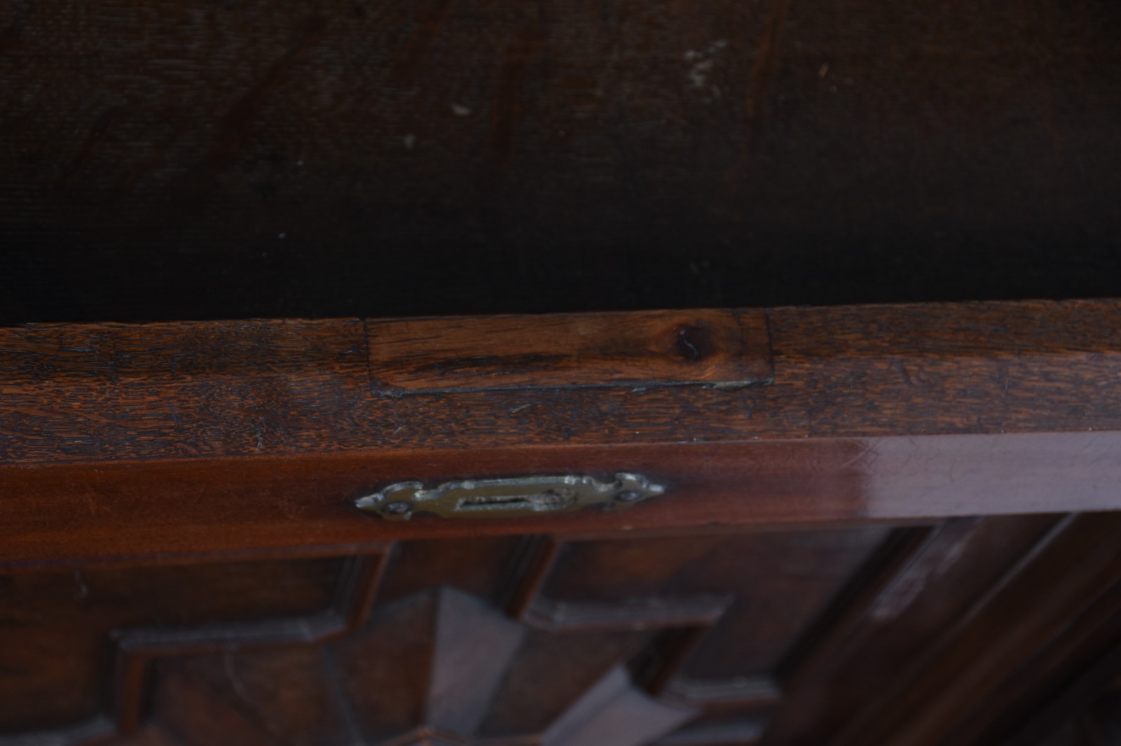 Genuflexório de madeira nobre, tampo articulado com espaço interno... - foto 5 de 6