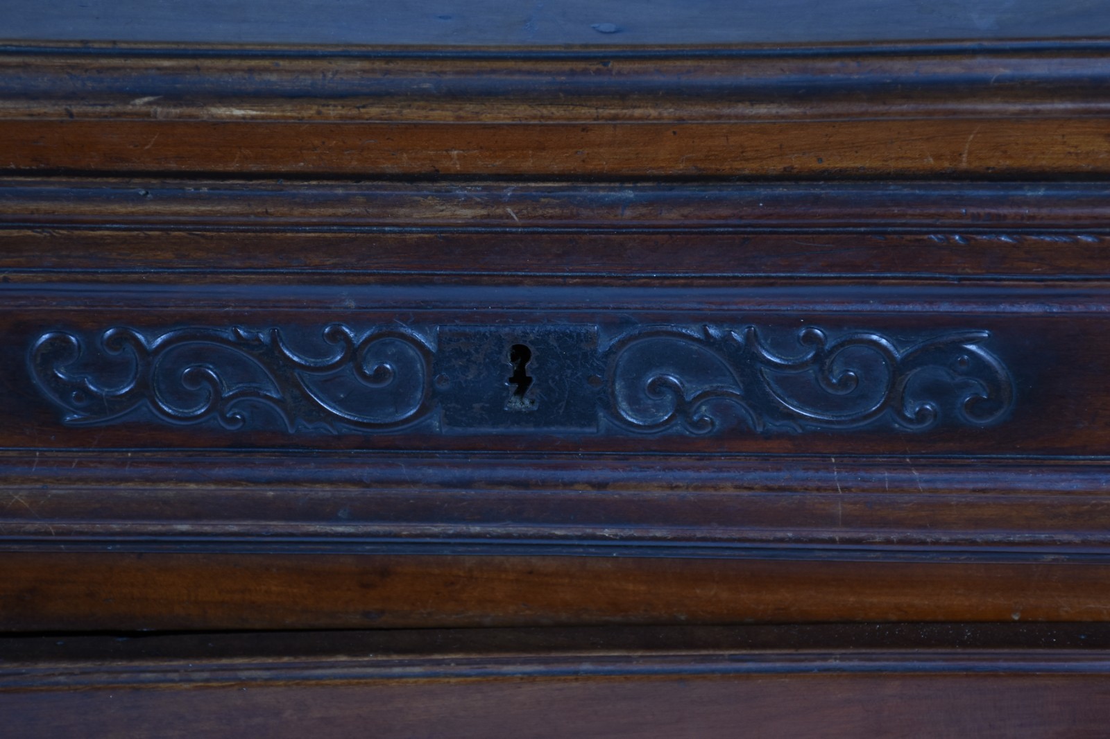 Arca de madeira nobre com duas gavetas e duas portas, saia inferior... - foto 6 de 10