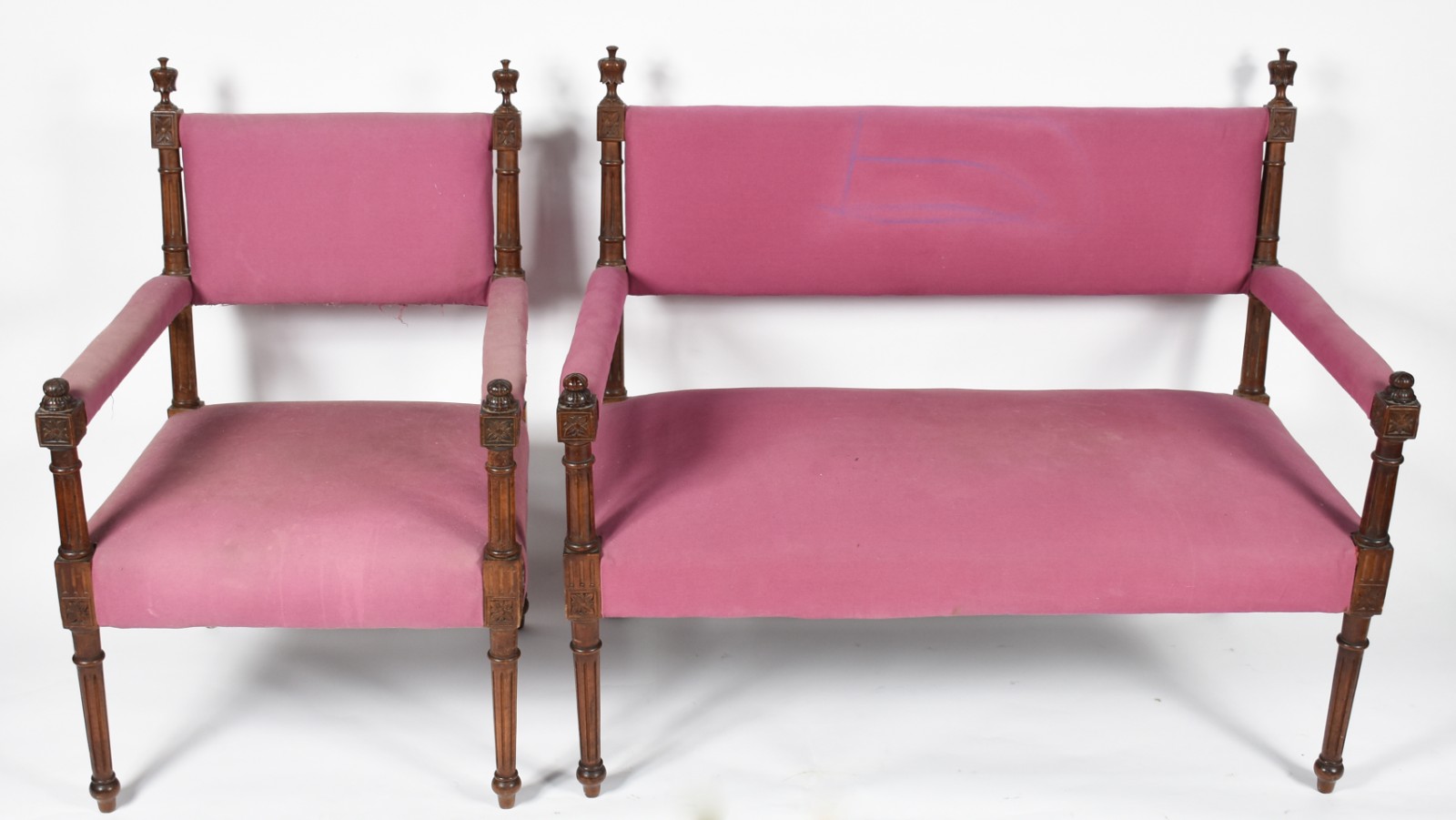 Conjunto de Sofá para dois lugares e poltrona com braços de madeira... - foto 2 de 4