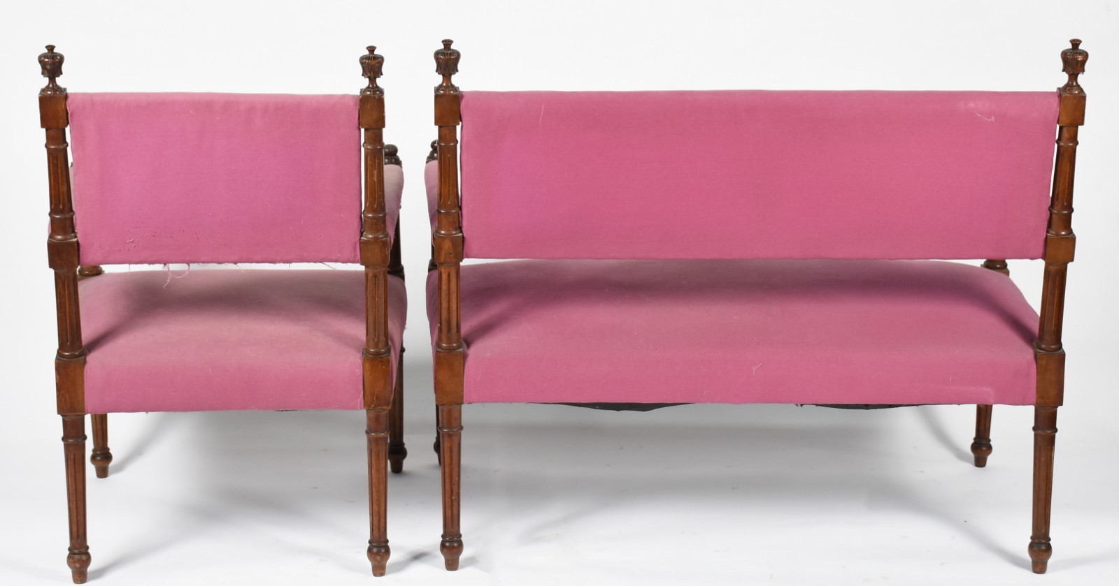 Conjunto de Sofá para dois lugares e poltrona com braços de madeira... - foto 3 de 4