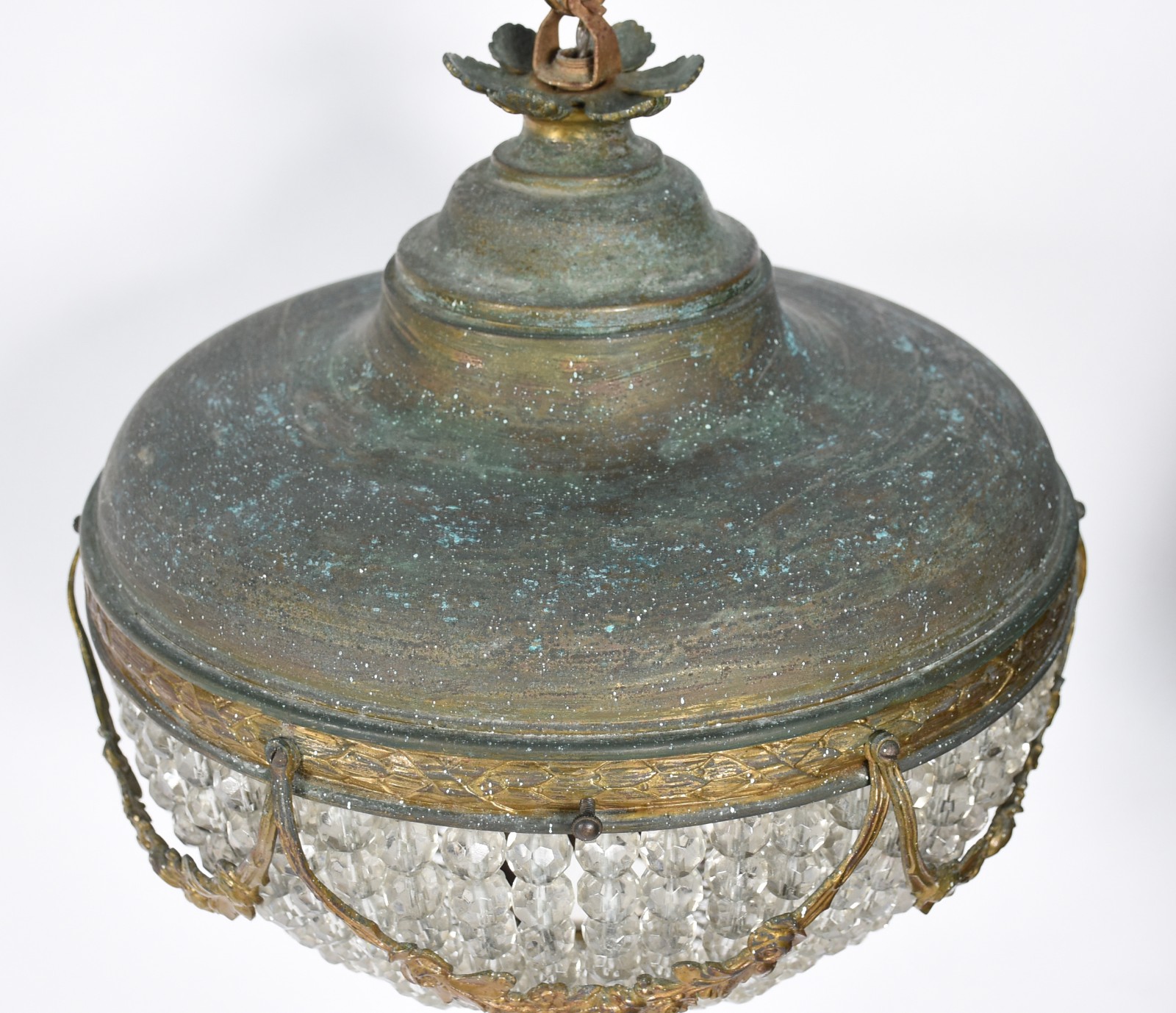 Lustre de metal com contas de cristal lapidado e guirlandas douradas... - foto 2 de 3